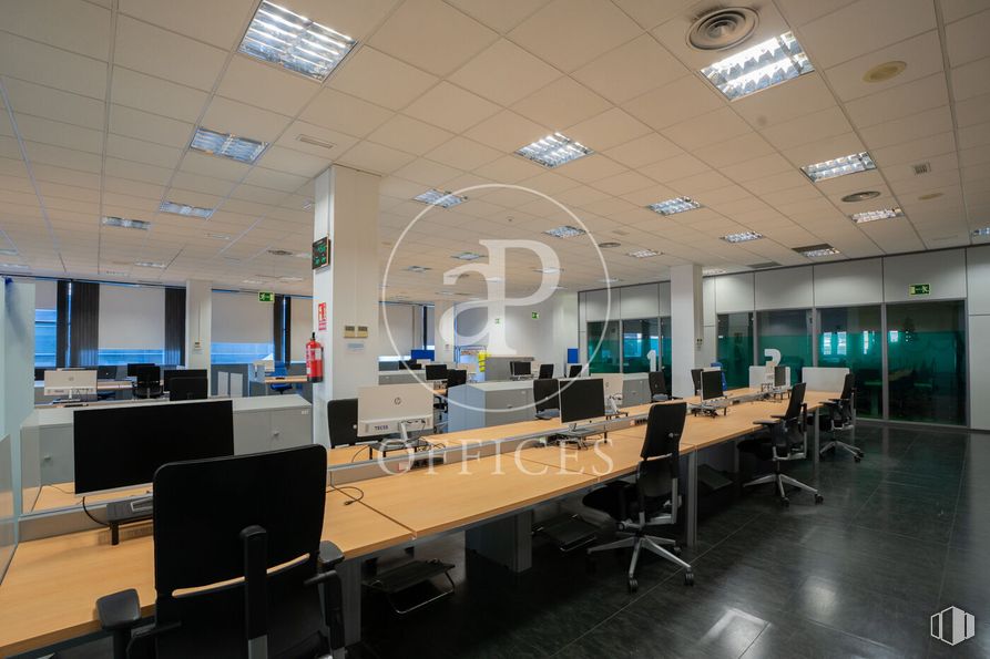 Oficina en alquiler en Avenida Industria, Alcobendas, Madrid, 28108 con silla, lámpara, alumbrado, escritorio, interiorismo, techo, mueble, suelos, silla de oficina y suelo alrededor