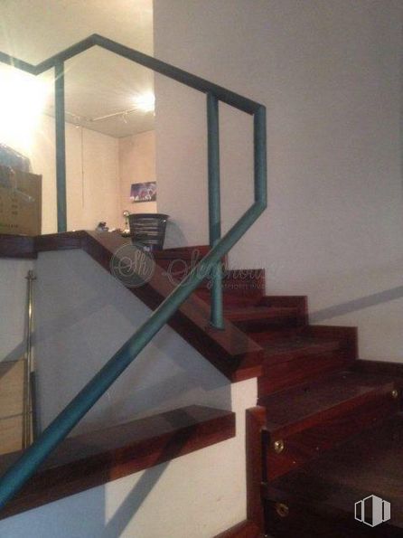 Retail for sale & for rent at Avenida Camilo José Cela, Cuéllar, Segovia, 40200 with mirror, building, stairs, wood, house, fixture, floor, flooring, hardwood and real estate around