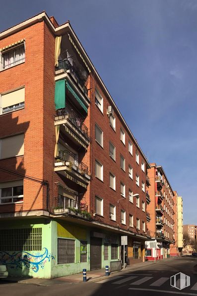 Retail for sale at Calle Comuneros de Castilla, Talavera de la Reina, Toledo, 45600 with building, window, sky, urban design, condominium, neighbourhood, tower block, residential area, street light and commercial building around