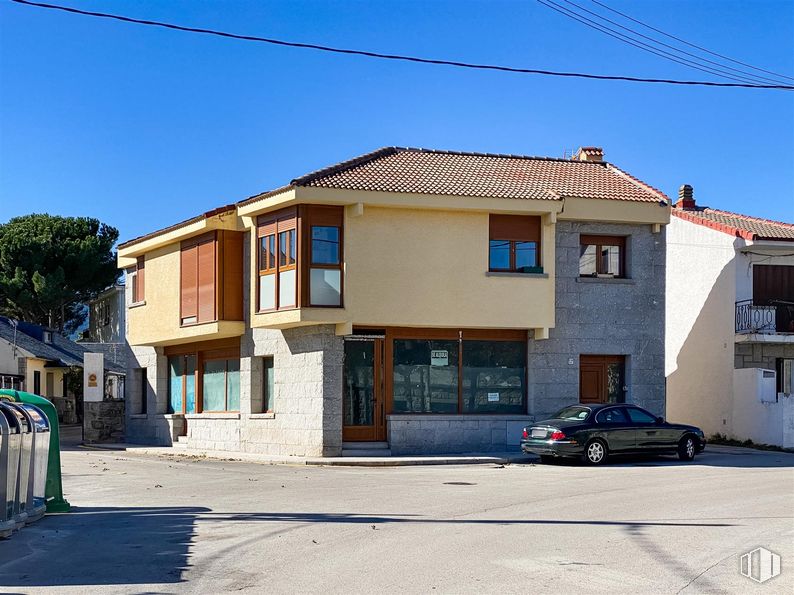 Retail for rent at Centro urbano, Los Molinos, Madrid, 28460 with car, house, window, building, sky, wheel, blue, tire, vehicle and facade around