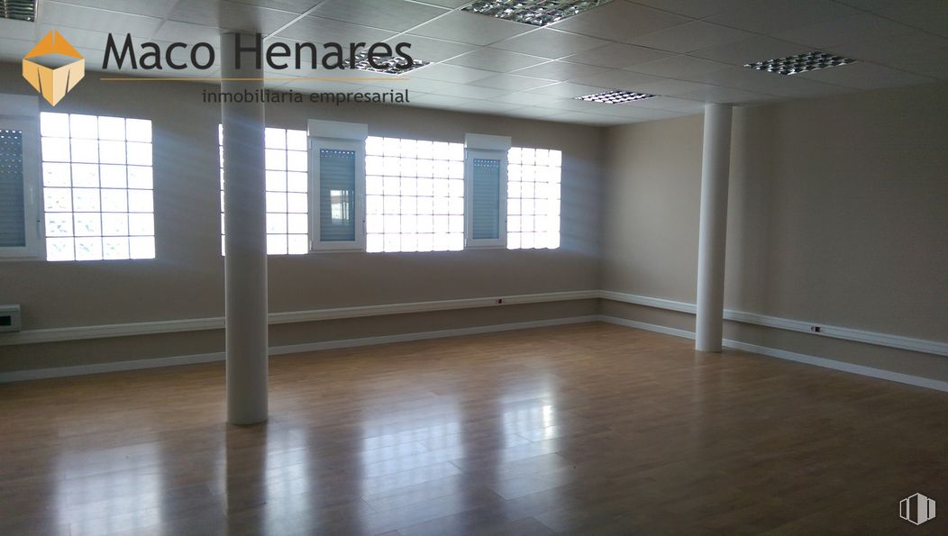 Industrial for rent at Carretera Loeches, Torrejón de Ardoz, Madrid, 28850 with window, property, fixture, wood, interior design, flooring, floor, shade, hall and hardwood around