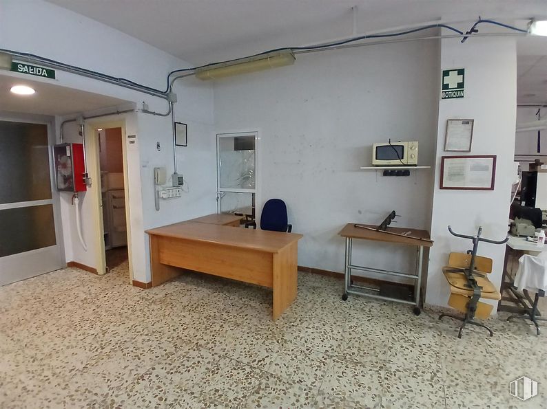 Retail for rent at Plaza Santa Lucía, Talavera de la Reina, Toledo, 45600 with table, desk, door, furniture, houseplant, picture frame, interior design, flooring, building and floor around