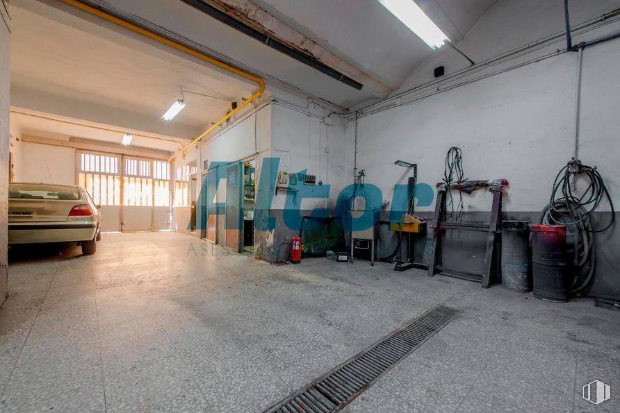 Local en venta en Calle Matilde Landa, Tetuán, Madrid, 28029 con coche, luz de estacionamiento, vehículo de motor, suelo, suelos, gas, máquina, ingeniería, servicio y asfalto alrededor