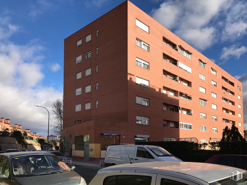 Local en alquiler y venta en Cuesta Hita, 26, Guadalajara, 19005 con coche, edificio, luz de la calle, nube, luz de estacionamiento automotriz, cielo, vehículo terrestre, ventana, vehículo y vehículo motorizado alrededor