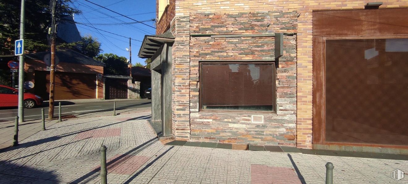 Local en alquiler en Zona Estación, Pozuelo de Alarcón, Madrid, 28224 con coche, ventana, casa, puerta, edificio, madera, superficie de carretera, albañilería, ladrillo y material de construcción alrededor