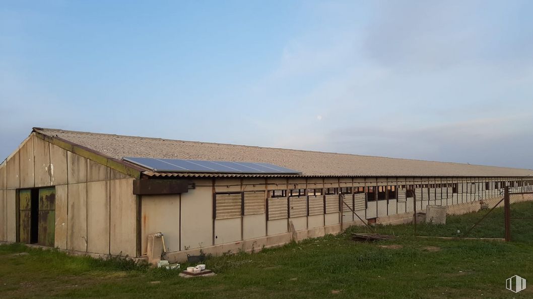 Industrial for rent at Avenida Doctor Fleming, 52, Yuncos, Toledo, 45210 with sky, property, cloud, building, house, land lot, wood, grass, rural area and landscape around