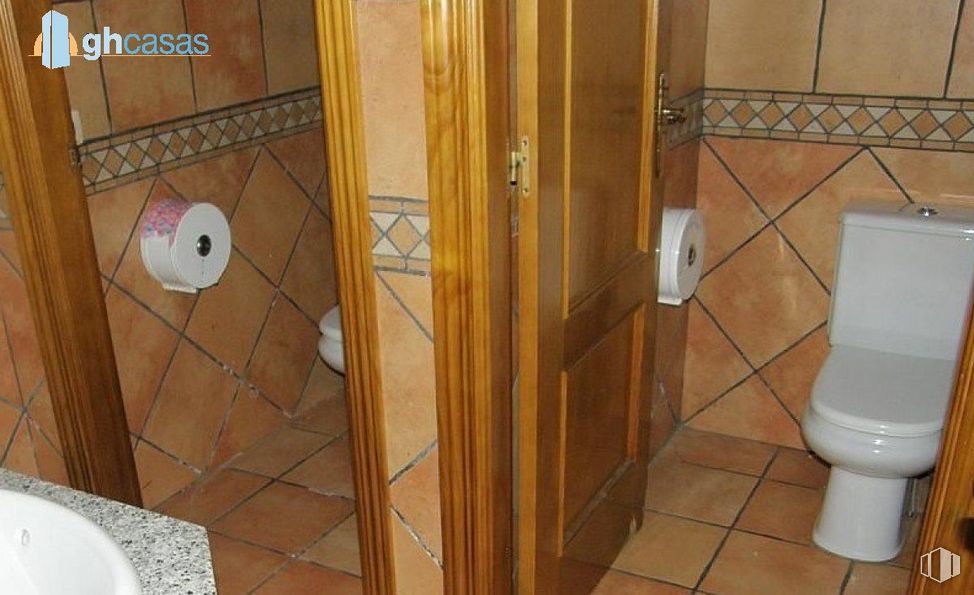 Retail for sale at Calle Real, Navalafuente, Madrid, 28729 with toilet, sink, property, wood, fixture, lighting, bathroom, floor, interior design and flooring around