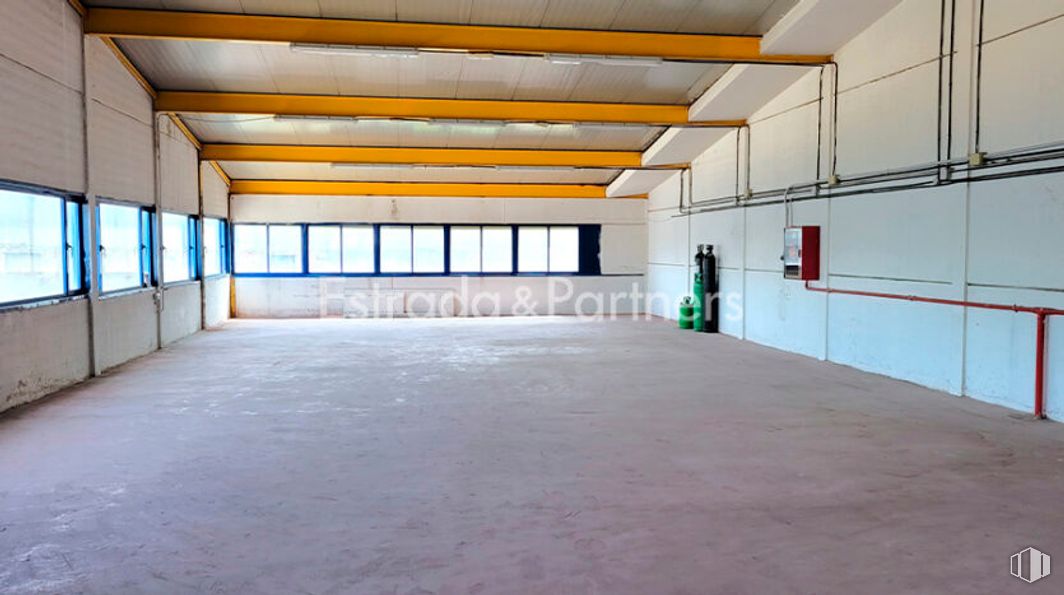 Industrial for rent at Calle Resina, Villaverde, Madrid, 28021 with window, building, hall, flooring, floor, house, wood, shade, ceiling and concrete around