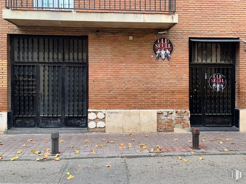 Local en venta en Calle Empecinado, 8, Alcalá de Henares, Madrid, 28801 con puerta, edificio, ventana, madera, superficie de la carretera, asfalto, ladrillo, planta, albañilería y ciudad alrededor