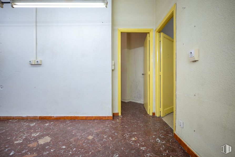 Retail for sale & for rent at Calle Reyes Católicos, Ávila, 05001 with door, fixture, wood, floor, wall, dead bolt, paint, flooring, handle and home door around