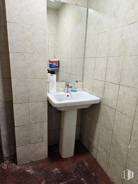 Local en venta en Zona Centro, Alcorcón, Madrid, 28921 con fregadero, grifo, lavabo, accesorios de fontanería, cuarto de baño, fluido, morado, suelos, suelo y fontanería alrededor