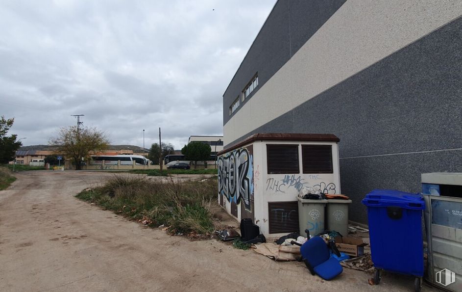 Industrial for sale at Calle Cava, Torrelaguna, Madrid, 28180 with waste container, concrete, paint and graffiti around