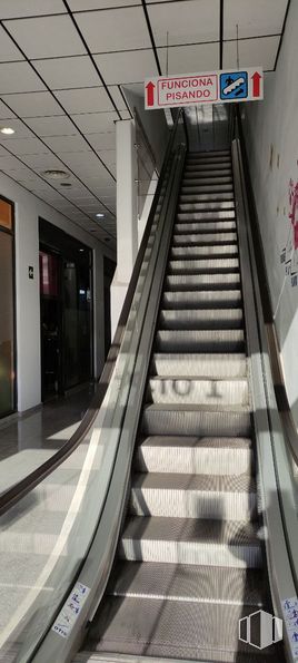 Local en alquiler en Calle Robla, Fuenlabrada, Madrid, 28947 con escaleras, accesorio, escalera mecánica, material compuesto, paralelo, área metropolitana, ciudad, simetría, pasamano y metal alrededor