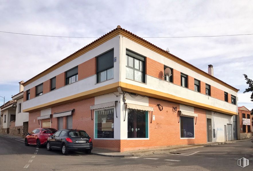 Retail for sale at Callejón Barranca, 12, Burguillos de Toledo, Toledo, 45112 with car, window, building, sky, cloud, automotive parking light, property, tire, vehicle and house around