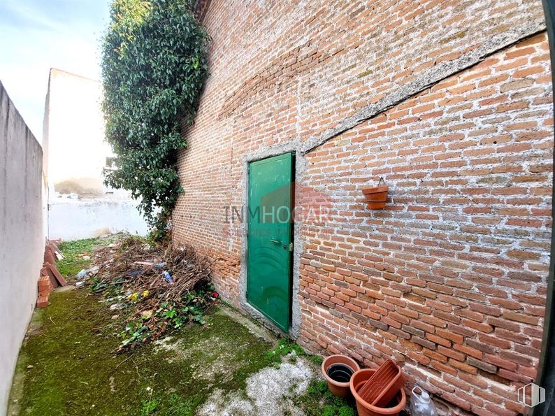 Nave en venta en Zona Centro, Arévalo, Ávila, 05200 con puerta, pared, ladrillo, albañilería, material de construcción, puerta de casa, bicicletas--equipos y suministros, cuadro de bicicleta, bicicleta y manillar de bicicleta alrededor