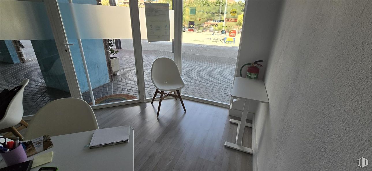 Local en alquiler y venta en Centro Comercial Arce, Calle Cid Campeador, 7, Móstoles, Madrid, 28935 con silla, mueble, planta, suelo, edificio, suelos, madera, árbol, apoyabrazos y puerta alrededor