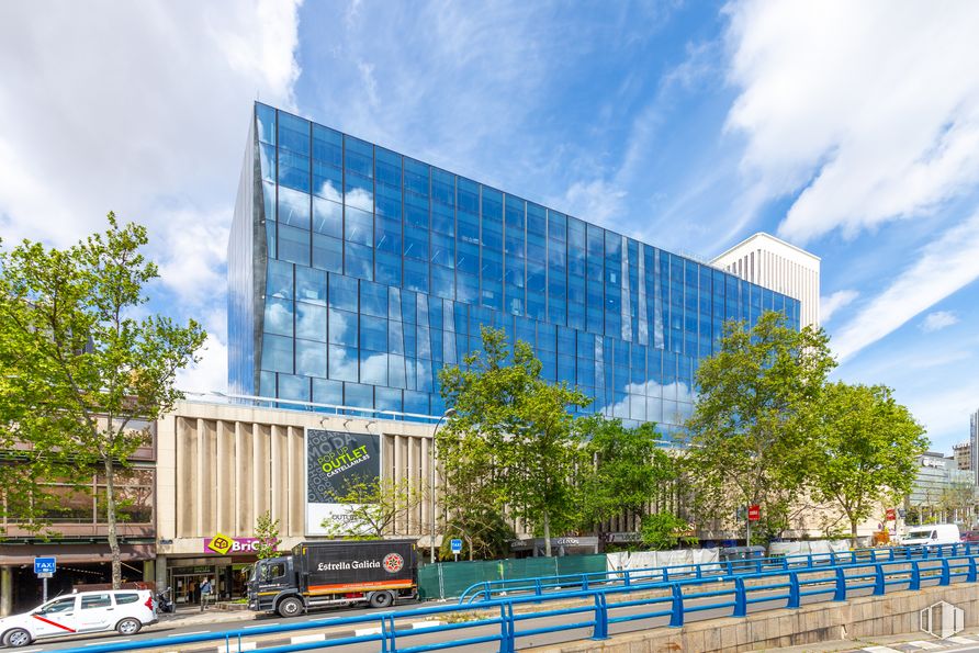 Oficina en alquiler en Paseo Castellana, 85, Tetuán, Madrid, 28046 con nube, edificio, cielo, propiedad, planta, árbol, bloque de pisos, diseño urbano, edificio comercial y vecindario alrededor