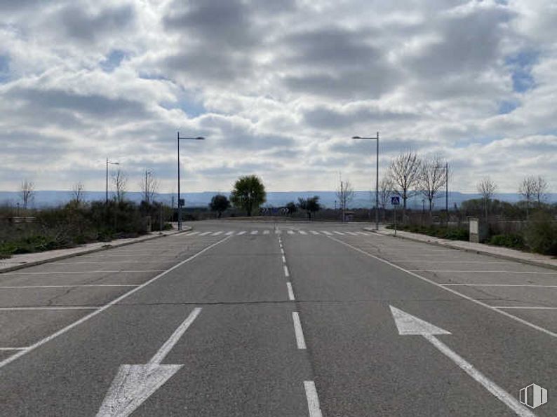 Land for sale at Calle Ciencias, 10, Cabanillas del Campo, Guadalajara, 19171 with street light, cloud, sky, plant, road surface, tree, asphalt, tar, residential area and horizon around