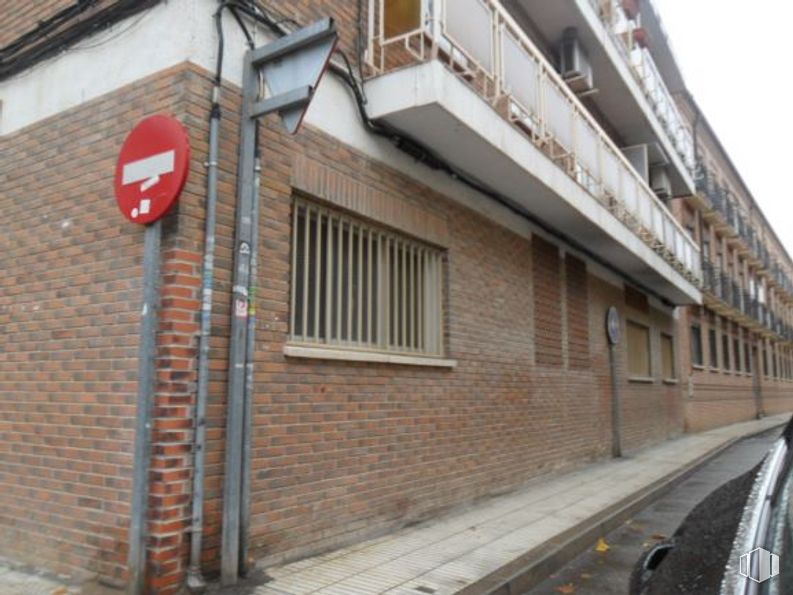 Local en alquiler en Zona Centro, Pinto, Madrid, 28320 con ventana, señal de stop, edificio, propiedad, barrio, ladrillo, albañilería, madera, área residencial y fachada alrededor