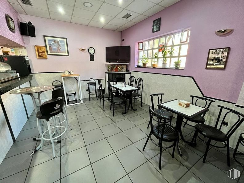 Retail for sale at Avenida Juventud, Ávila, 05003 with chair, window, kitchen & dining room table, picture frame, table, television, furniture, interior design, floor and flooring around