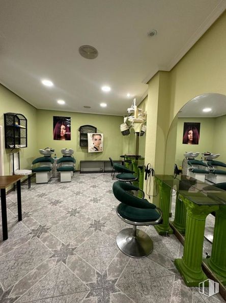 Retail for sale & for rent at Zona centro, Cuenca, 16004 with chair, table, picture frame, houseplant, interior design, plant, living room, flooring, floor and ceiling around