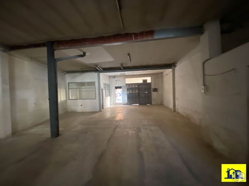 Industrial for sale & for rent at Centro urbano, Cuenca, 16004 with fixture, flooring, composite material, wood, ceiling, concrete, darkness, hall, city and transparency around