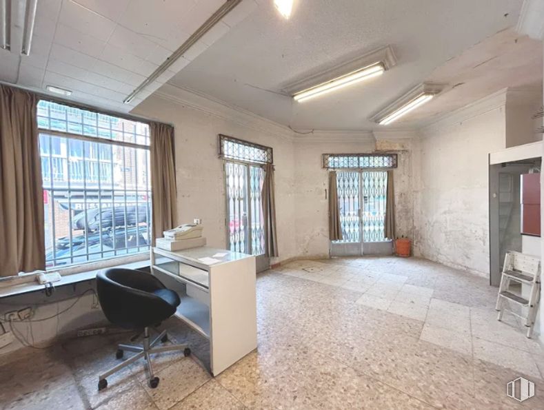 Local en venta en Plaza Donoso, Tetuán, Madrid, 28029 con ventana, silla, alumbrado, mesa, edificio, madera, accesorio, interiorismo, suelos y suelo alrededor