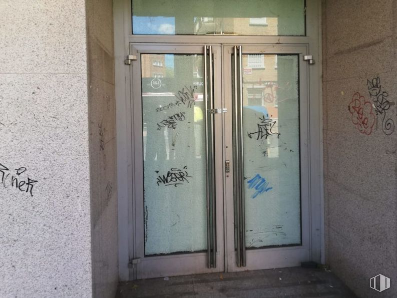 Retail for sale & for rent at Calle Cánovas del Castillo, Alcalá de Henares, Madrid, 28807 with door, fixture, handle, home door, door handle, gas, composite material, glass, facade and household hardware around