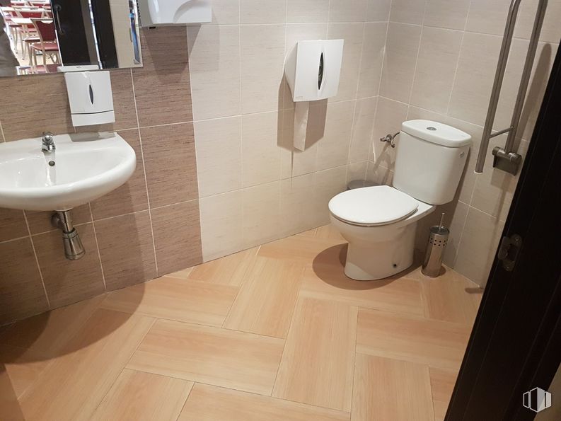 Retail for sale & for rent at Calle Monte, 1, Quintanar de la Orden, Toledo, 45800 with toilet, sink, brown, property, toilet seat, bathroom sink, plumbing fixture, tap, mirror and bathroom around