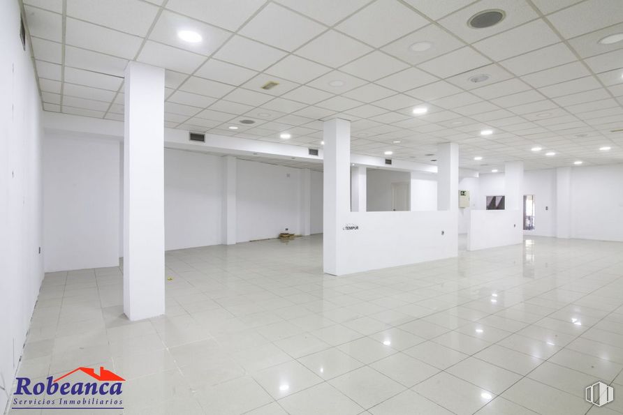 Retail for rent at Avenida Portugal, 9, Ávila, 05001 with fixture, interior design, architecture, hall, flooring, floor, wall, glass, ceiling and space around