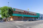 Retail for rent at Calle Solana, Torrejón de Ardoz, Madrid, 28850 with car, building, street light, sky, wheel, tire, vehicle, tree, facade and commercial building around