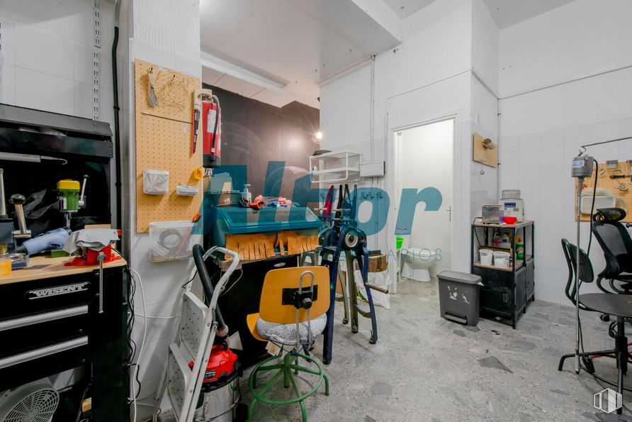 Local en venta en Zona Fuente del Berro, Salamanca, Madrid, 28028 con silla, mueble, alumbrado, techo, escritorio, diseño, lámpara, aluminio y equipamiento médico alrededor