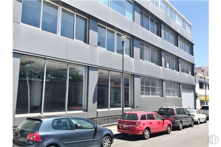 Local en alquiler y venta en Avenida Leopoldo Calvo - Sotelo Bustelo, 10, Pozuelo de Alarcón, Madrid, 28224 con coche, edificio, rueda, luz de estacionamiento automotriz, neumático, vehículo terrestre, vehículo, propiedad, ventana y diseño automotriz alrededor