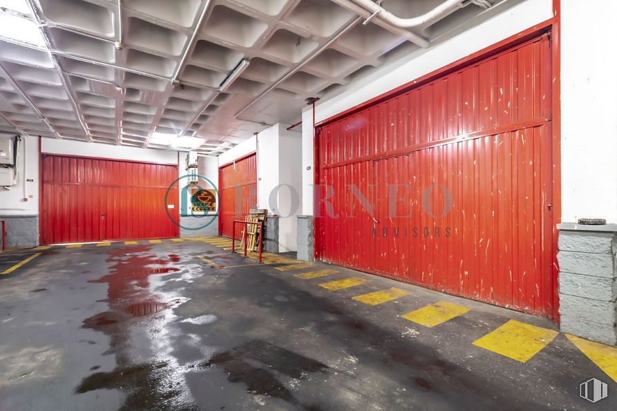 Industrial for rent at Edificio Novosur, Avenida Rosales, 42, Villaverde, Madrid, 28041 with orange, flooring, interior design, floor, wood, road surface, brickwork, asphalt, brick and wall around