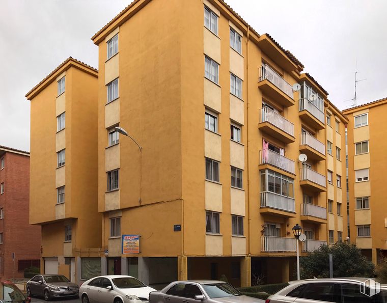 Retail for sale & for rent at Calle Virgen de las Angustias, 39, Ávila, 05005 with car, building, tire, wheel, land vehicle, automotive parking light, vehicle, sky, window and tower block around