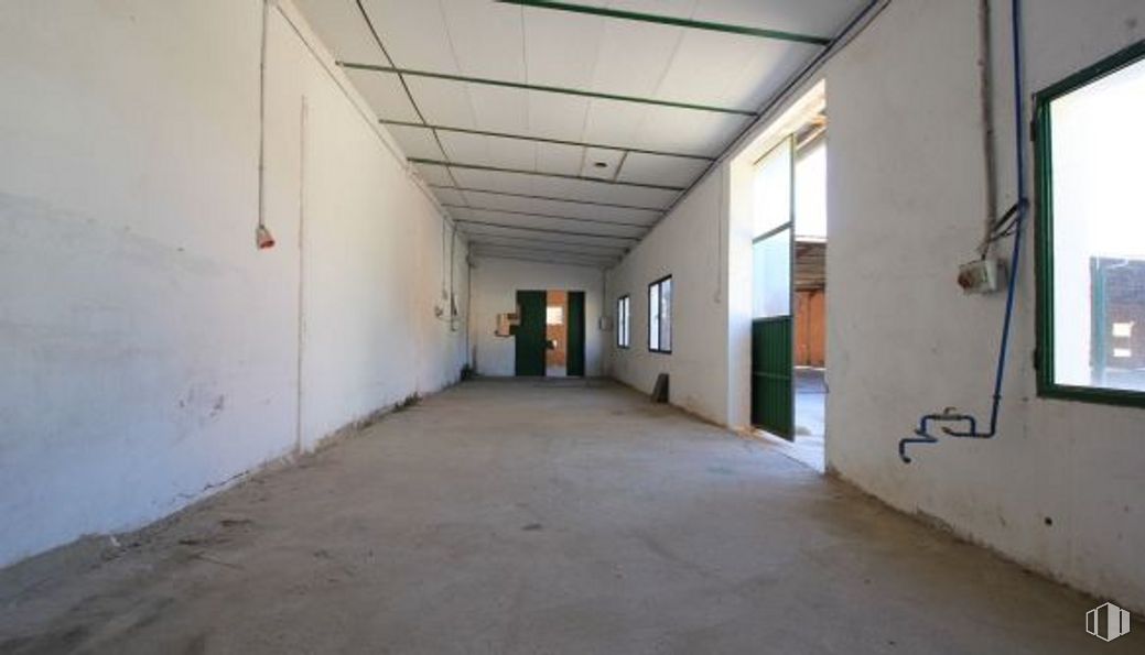 Industrial for sale at Calle Cuevas, 28, Borox, Toledo, 45222 with window, fixture, building, floor, hall, flooring, wood, concrete, composite material and facade around