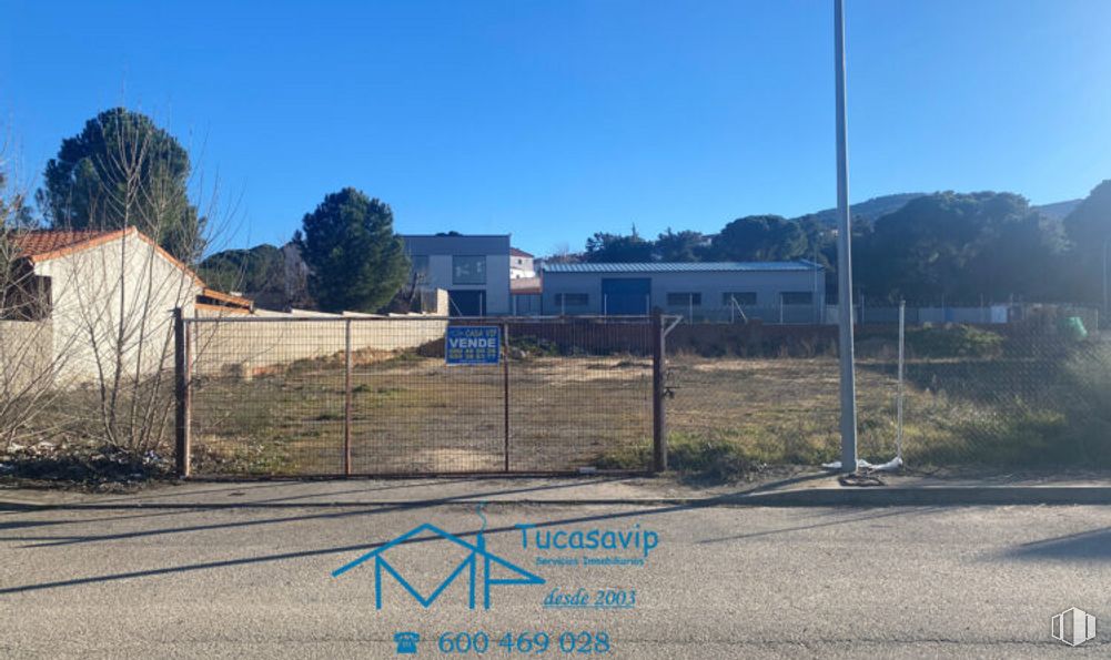 Land for sale at Avenida Marcial Llorente, Pelayos de la Presa, Madrid, 28696 with sky, plant, tree, land lot, road surface, asphalt, fence, rural area, gas and landscape around