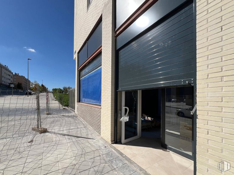 Local en alquiler y venta en Avenida Paris, Arganda del Rey, Madrid, 28500 con propiedad, cielo, edificio, ventana, sombra, arquitectura, ladrillo, superficie de la carretera, planta y zona residencial alrededor