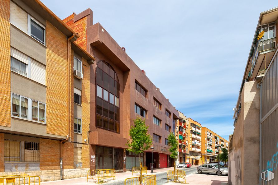 Oficina en alquiler y venta en Edificio Barragán, Calle Ronda Poniente, 7, Torrejón de Ardoz, Madrid, 28850 con edificio, ventana, cielo, tiempo de día, nube, planta, bloque de pisos, diseño urbano, condominio y árbol alrededor