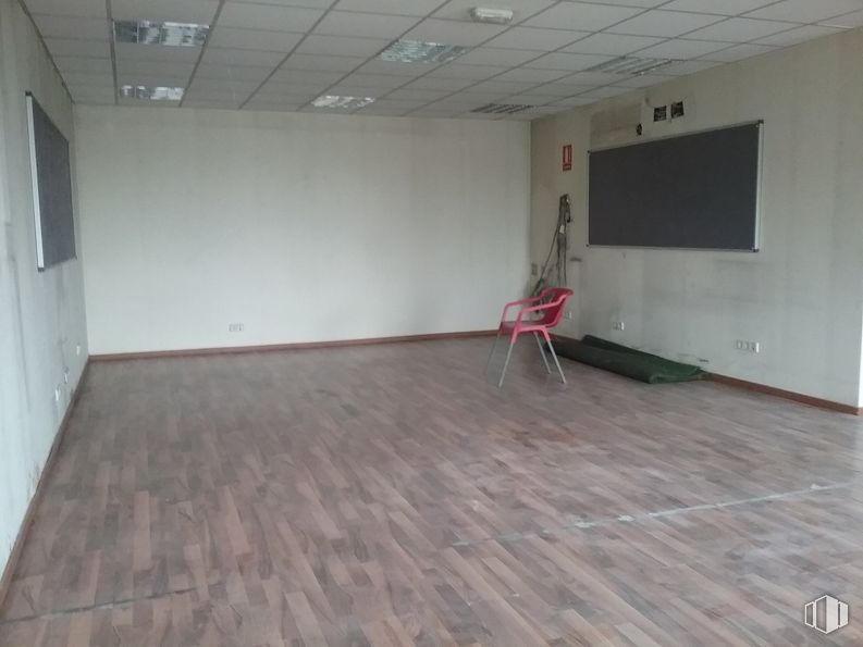 Industrial for sale at Calle Empleo, Getafe, Madrid, 28906 with chair, wood, hall, flooring, floor, ceiling, hardwood, laminate flooring, house and wood stain around