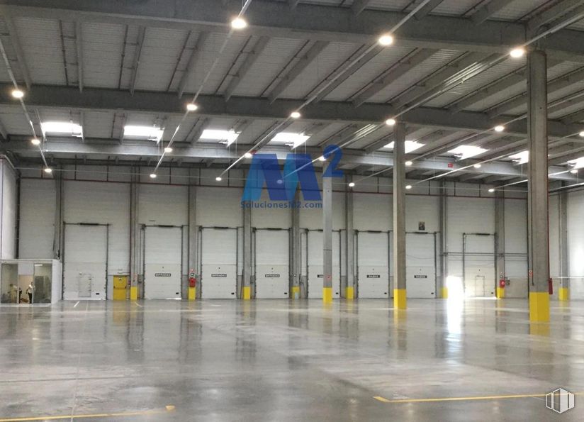 Industrial for rent at Zona Rivas-Vaciamadrid, Puente de Vallecas, Rivas-Vaciamadrid, Madrid, 28529 with building, fixture, gas, hall, composite material, flooring, ceiling, parking, machine and aluminium around