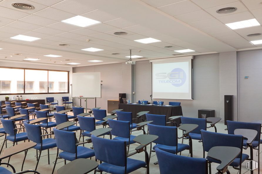 Oficina en alquiler en Edificio Payma, Avenida Industria, 32, Alcobendas, Madrid, 28108 con silla, mueble, alumbrado, diseño de interiores, pasillo, techo, edificio, evento, ciudad y sala de conferencias alrededor