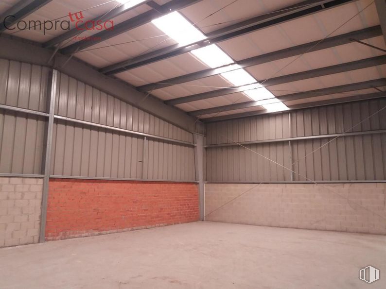 Industrial for sale at Polígono Nicómedes García, Valverde del Majano, Segovia, 40140 with wood, floor, flooring, hall, shade, tints and shades, hardwood, road surface, beam and ceiling around