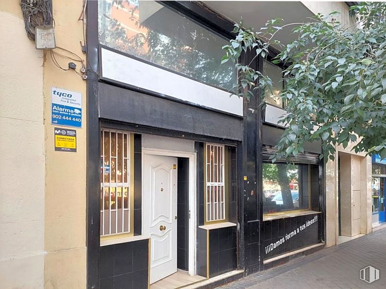 Retail for rent at Calle Bañeza, Fuencarral - El Pardo, Madrid, 28029 with plant, fixture, wood, door, facade, building, tints and shades, shade, house and road around