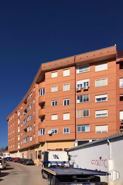 Retail for rent at Avenida Miguel de Cervantes, 97, Tarancón, Cuenca, 16400 with building, sky, window, tire, vehicle, wheel, tower block, condominium, urban design and neighbourhood around