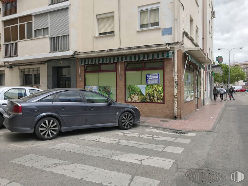 Local en alquiler en Calle Torrelaguna, Alcalá de Henares, Madrid, 28806 con rueda, coche, neumático, ventana, vehículo terrestre, vehículo, edificio, vehículo de motor, iluminación del automóvil y neumático de automoción alrededor