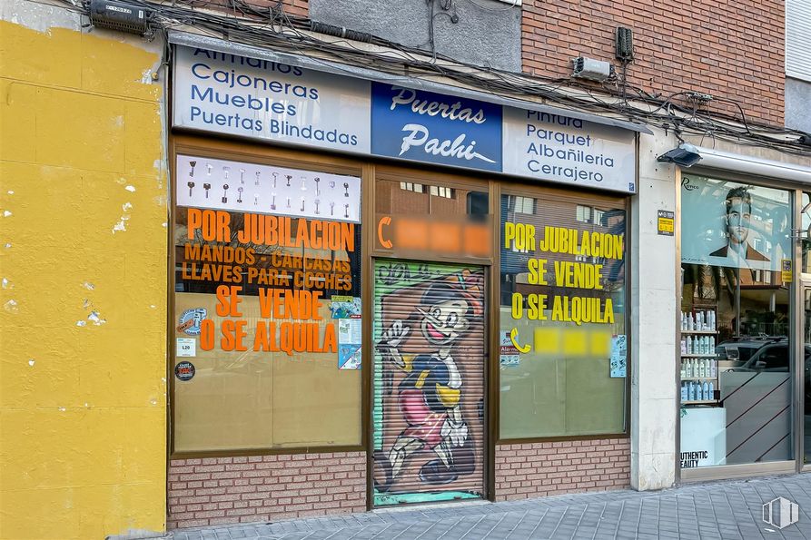 Retail for sale & for rent at Avenida Nuestra Señora Fátima, 95, Carabanchel, Madrid, 28047 with building, fixture, window, font, neighbourhood, facade, door, gas, retail and city around