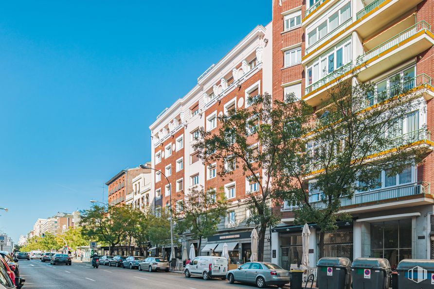 Oficina en alquiler en Calle Santa Engracia, 108, Chamberí, Madrid, 28003 con coche, edificio, rueda, neumático, cielo, propiedad, vehículo, ventana, infraestructura y azul alrededor