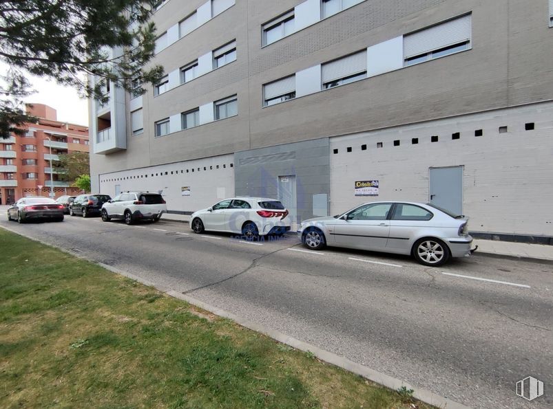 Retail for rent at Avenida Bulevar Alto Tajo, Guadalajara, 19005 with car, building, window, automotive parking light, land vehicle, wheel, tire, vehicle, plant and motor vehicle around