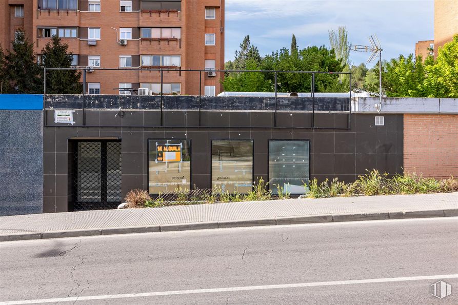 Local en alquiler en Calle Honduras, 18, Coslada, Madrid, 28820 con edificio, ventana, puerta, planta, cielo, árbol, superficie de la carretera, asfalto, diseño urbano y inmobiliario alrededor